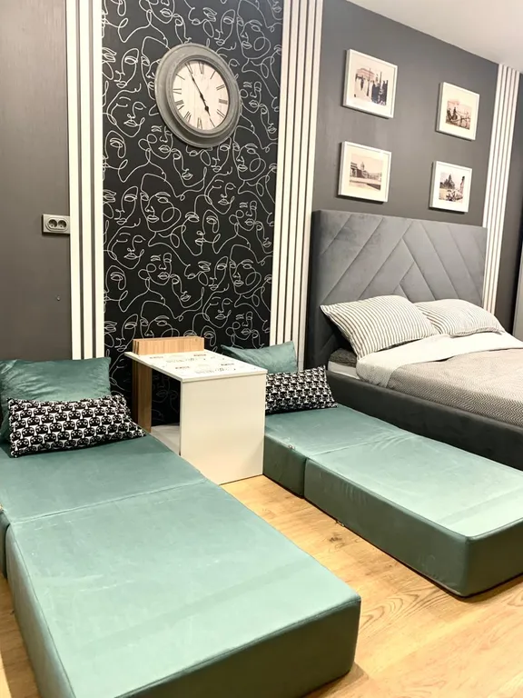 Студия с барной стойкой у окна