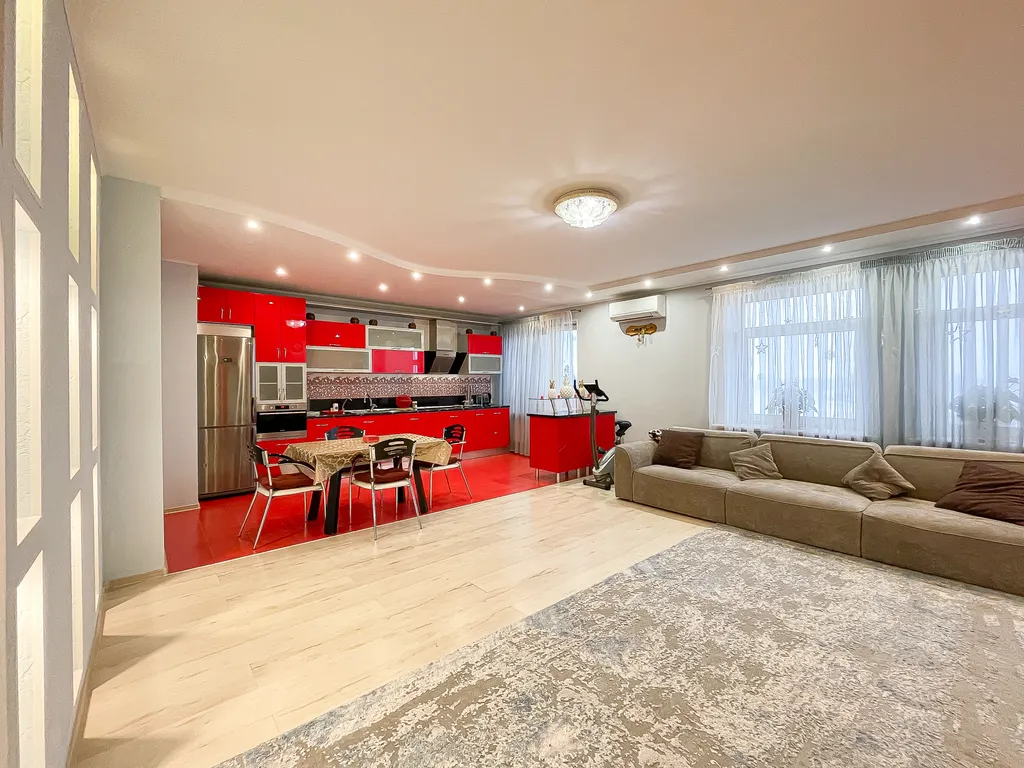 Просторная квартира в центре с видом на залив и замок