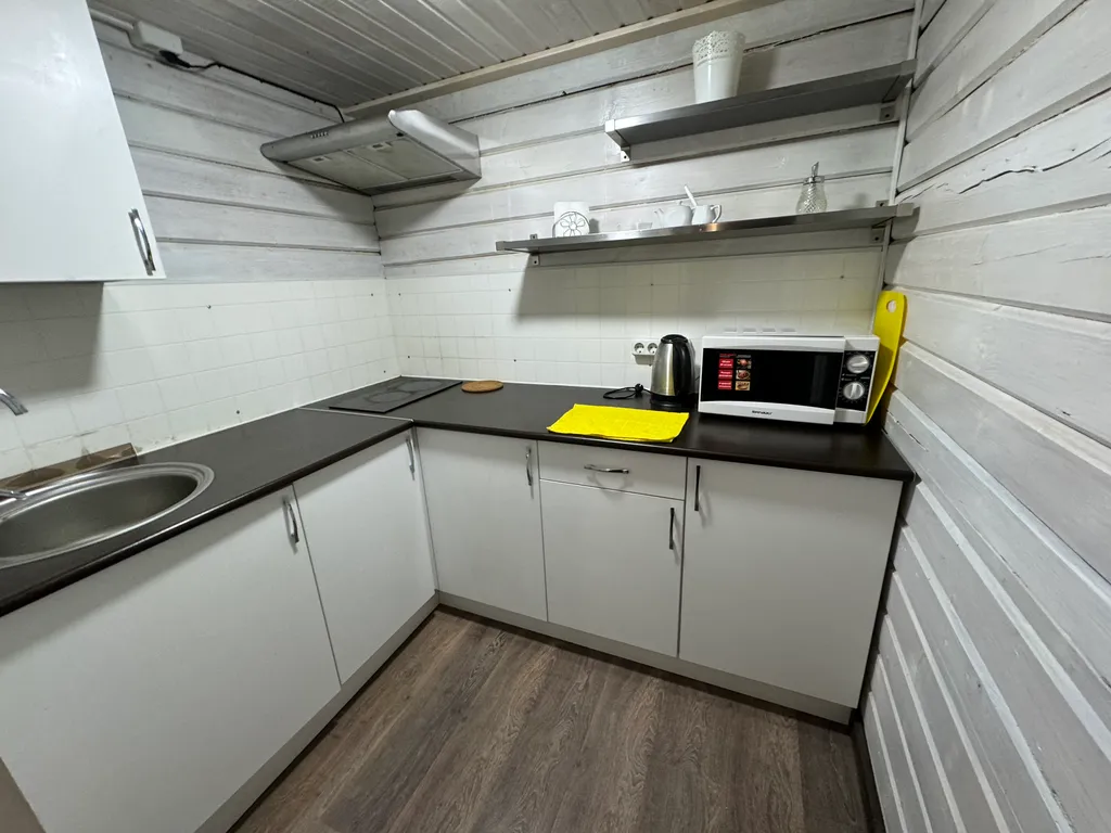 Дом на берегу озера в центре города