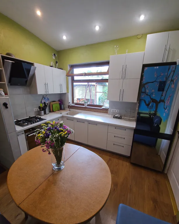 Дом в лесу с каминным деревом внутри