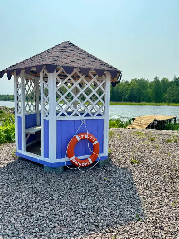 Уютный домик на берегу