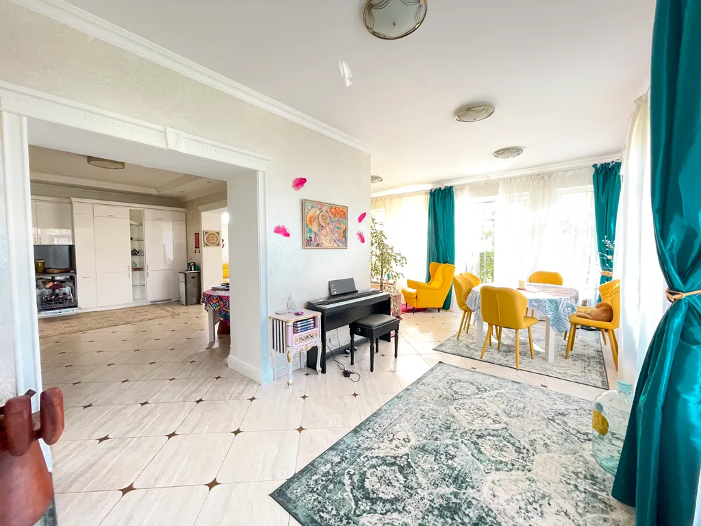 Атмосферный дом с баней, возле леса