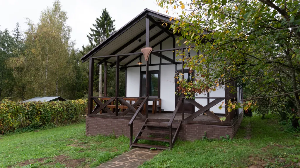 Красивый домик в лесу у реки