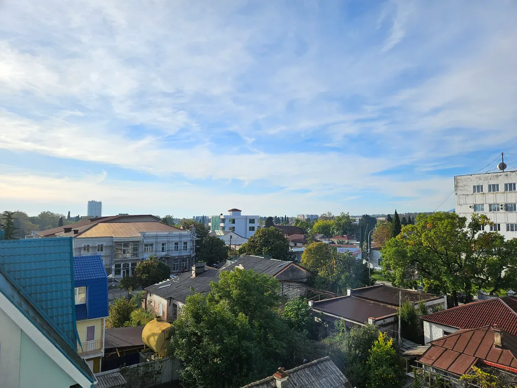 Номер люкс с балконом и видом на море в отеле атлас