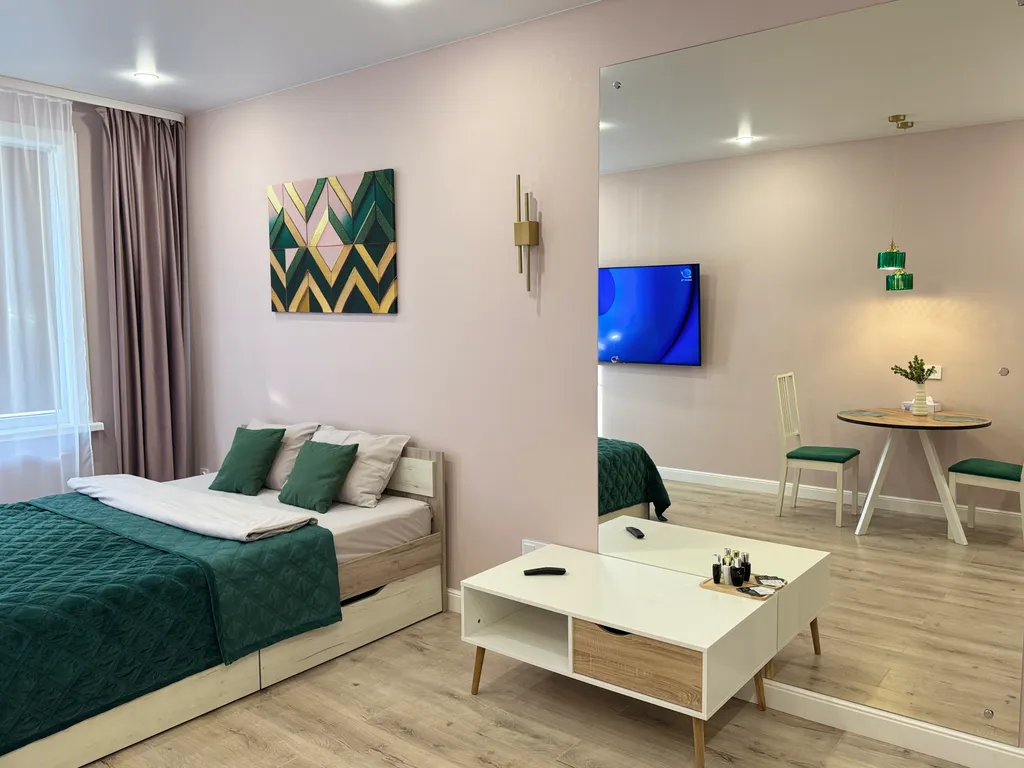 Зелёная современная квартира-студия недалеко от Горного Воздуха