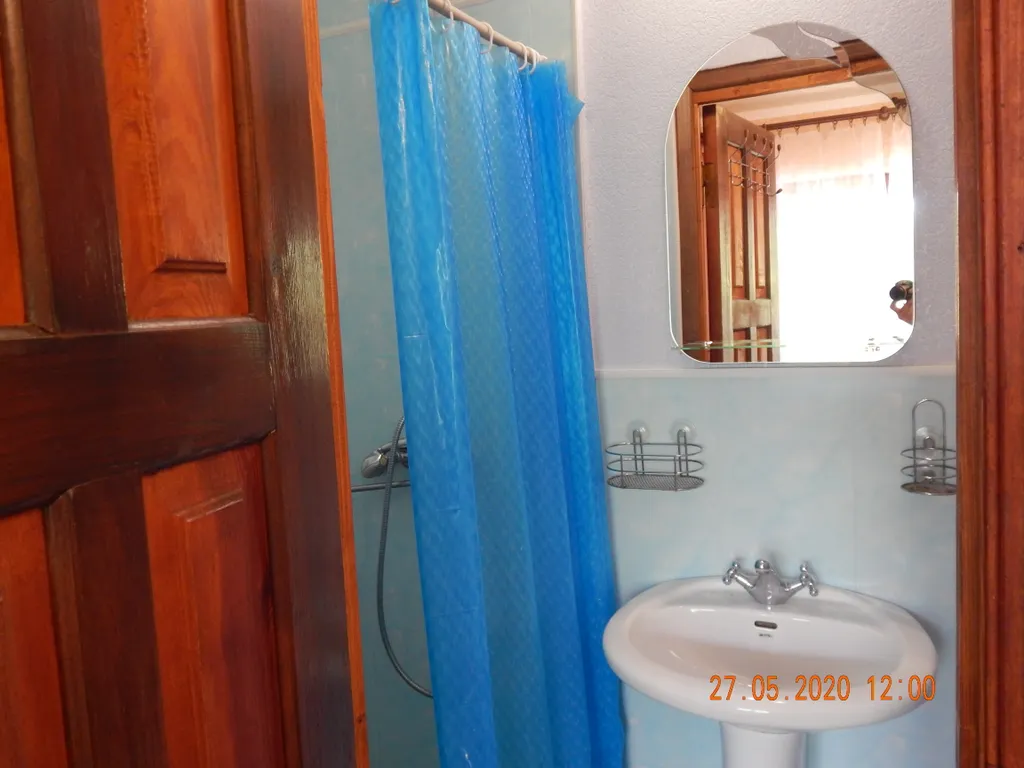 Номер на первом этаже двухэтажного, отдельностоящего дома