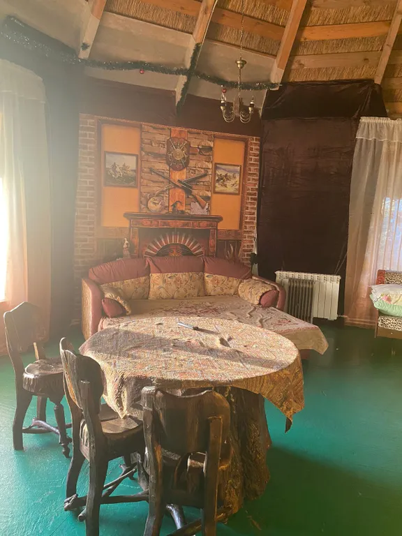 Деревянный дом с соломенной крышей и высокими потолками