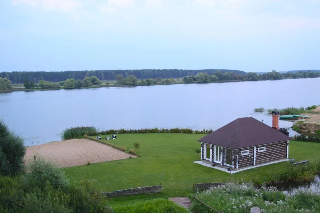 Уютный коттедж с бассейном на берегу реки Волга