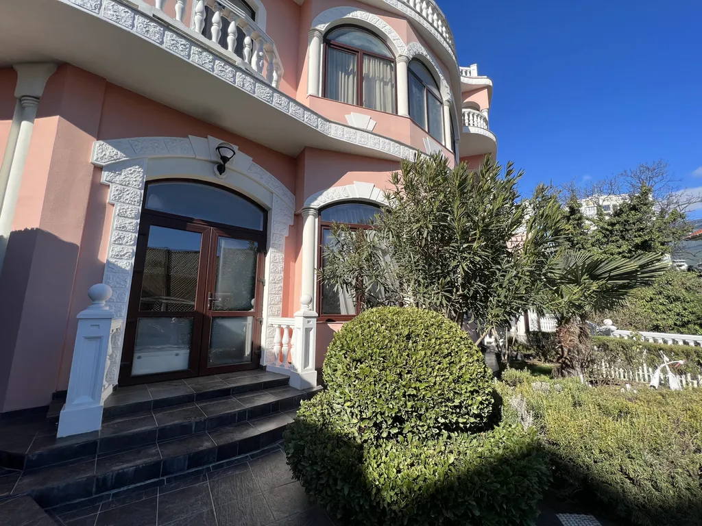 Дом в 5 минутах от набережной Ялты с бассейном и сауной