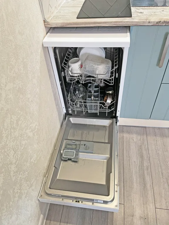 Угловая студия с цветами на берегу моря