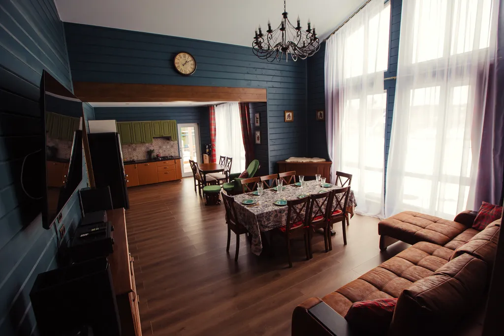 Большой панорамный коттедж в английском стиле с видом на озеро