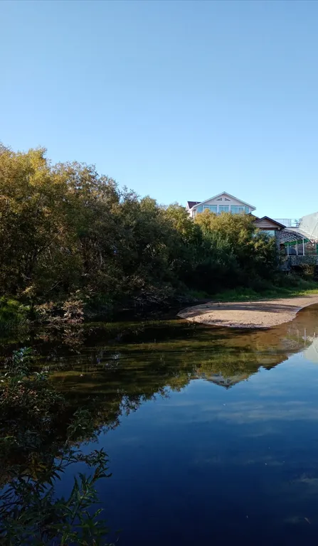 Уютный дом на берегу реки