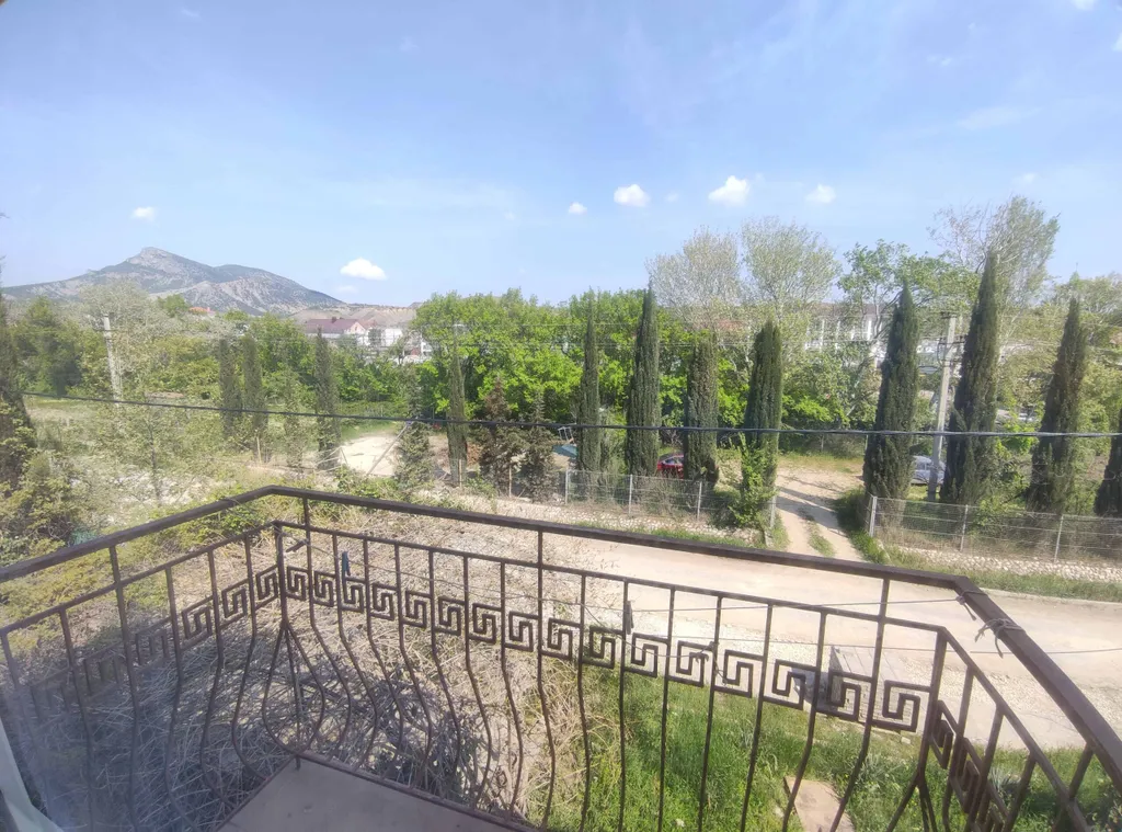 №13 Трёхместный номер с балконом с видом на парковку.