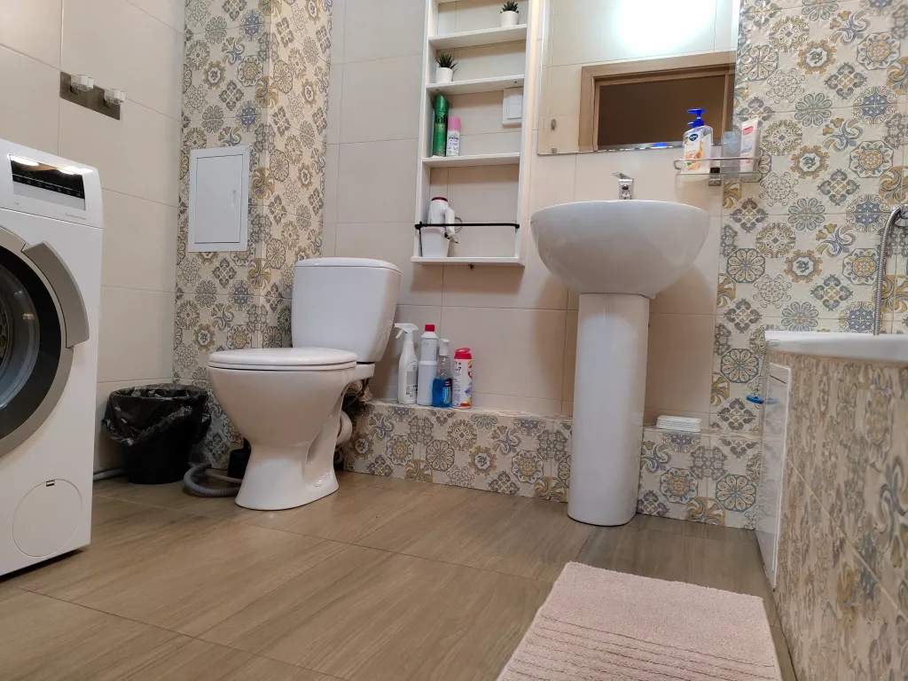 Уютная комната-студия у церкви на холме