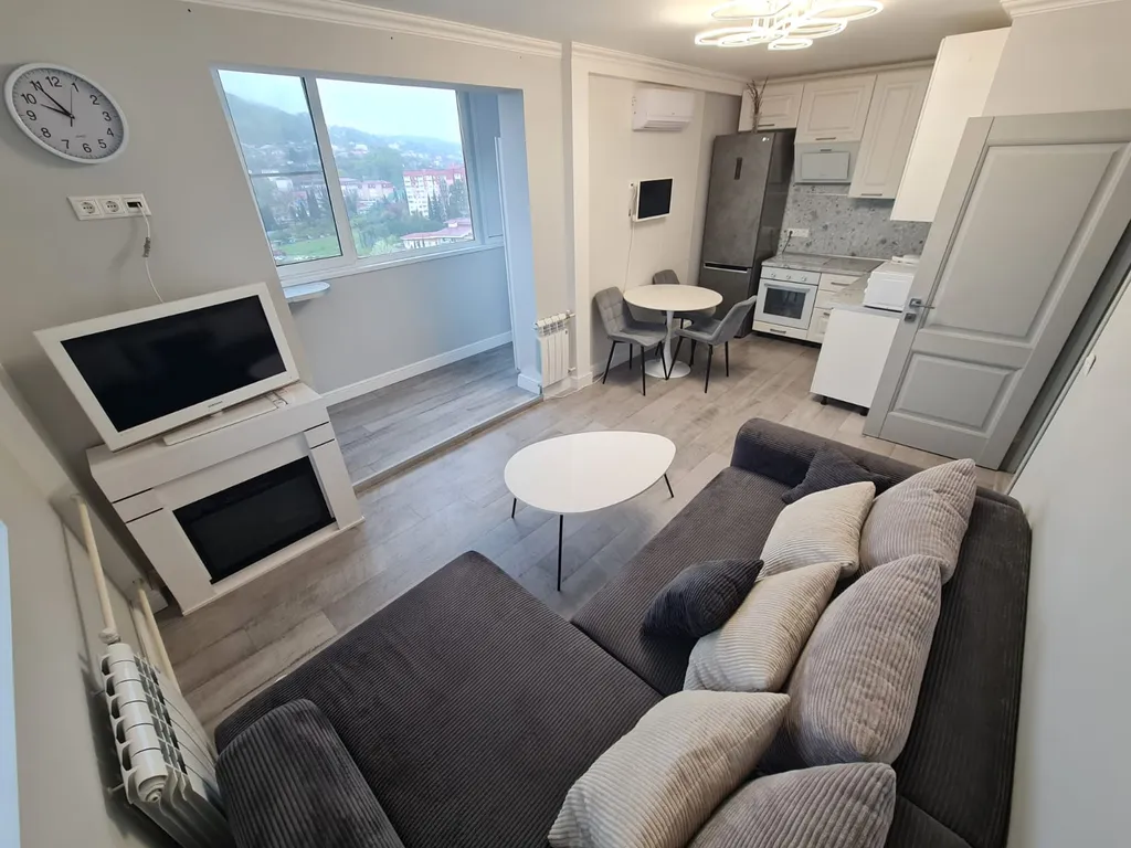 Трёхкомнатная квартира в Сочи  с видом на море и горы