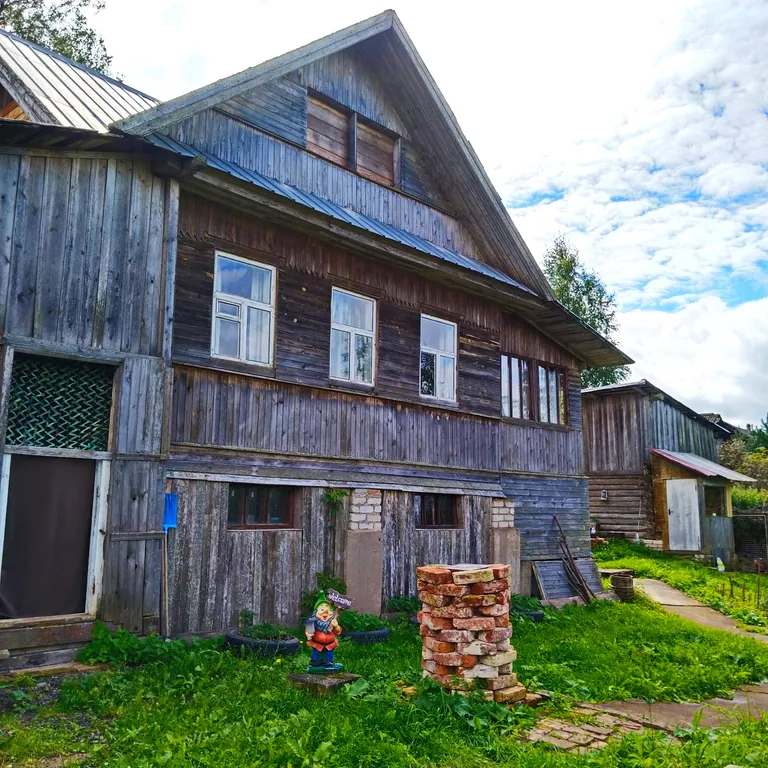 Деревенский дом с видом на озеро