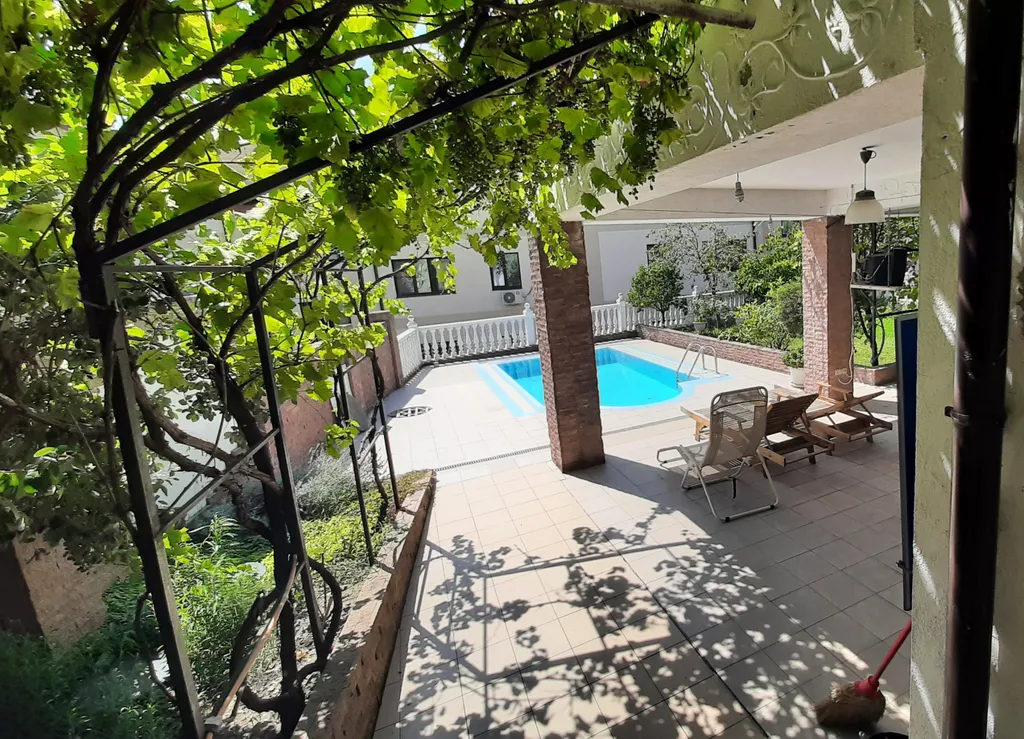 Дом с бассейном недалеко от моря