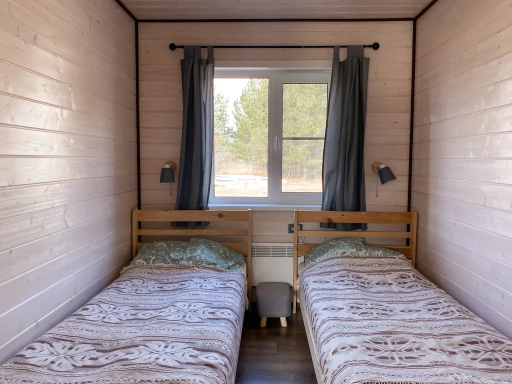 Дом в скандинавском стиле на берегу реки