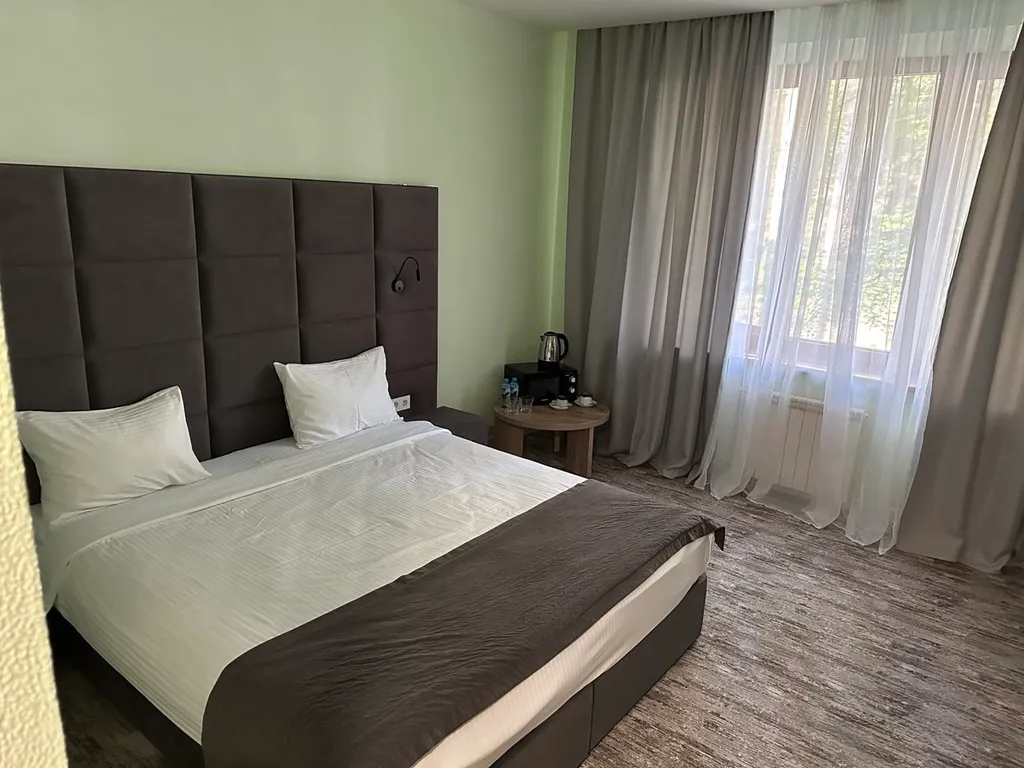 Уютный номер на озере Еловое