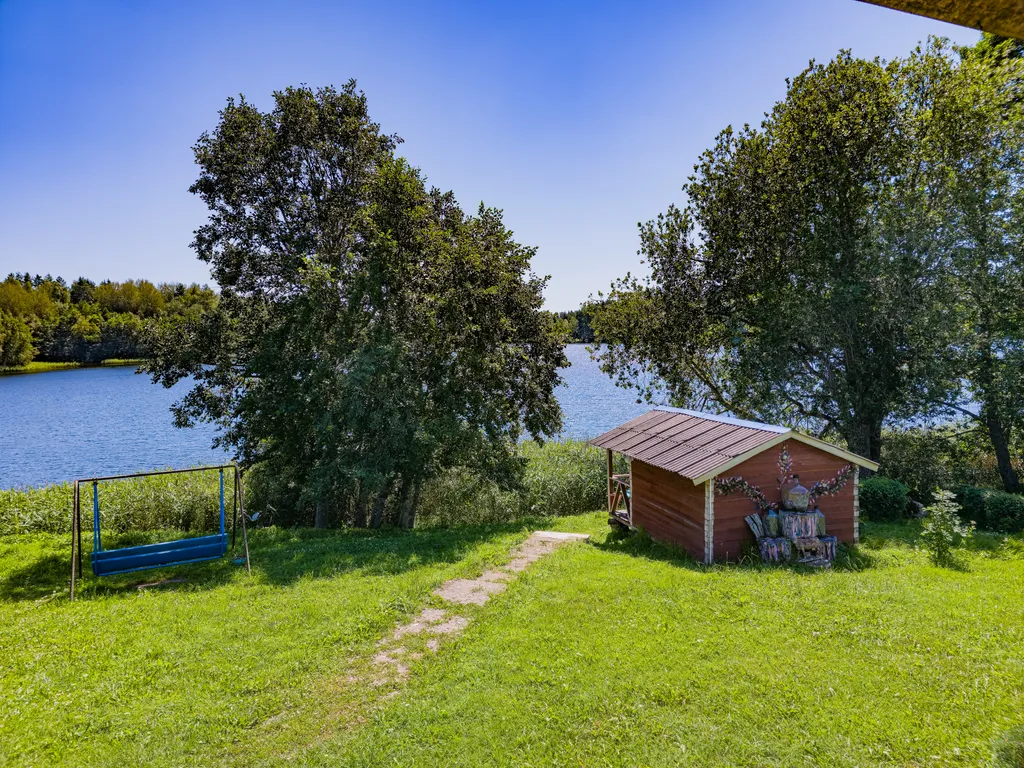 Дом с баней на берегу озера