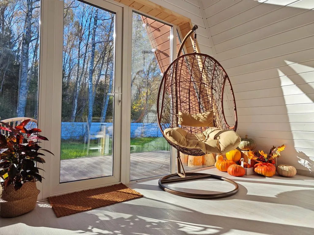 Стильный треугольный дом с видом на лес