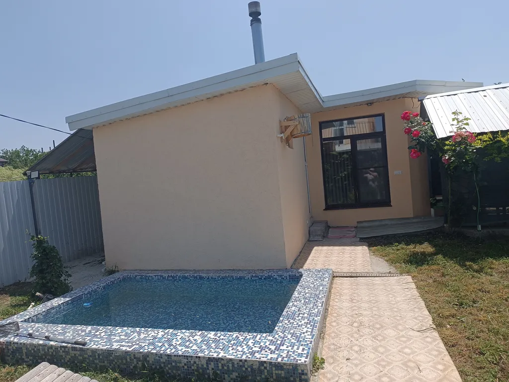 Небольшой дом с бассейном мангалом и беседкой