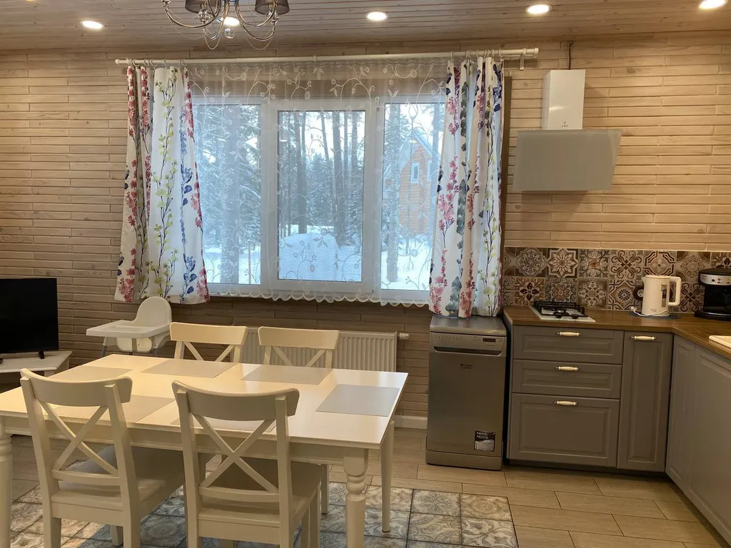 Домик в лесу на берегу озера