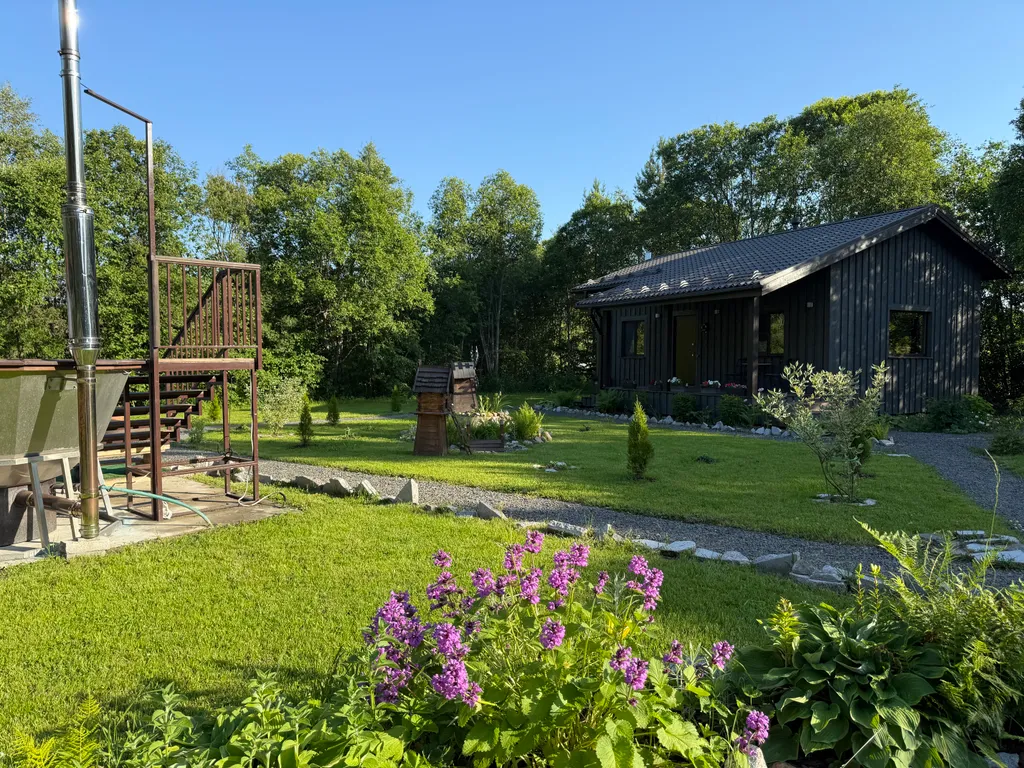 Дом в окружении заповедного леса у подножия горы Варамяки