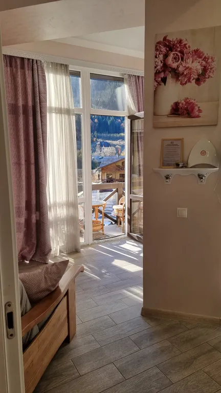 Уютный апартамент в центре с балконом и видом на горы лес