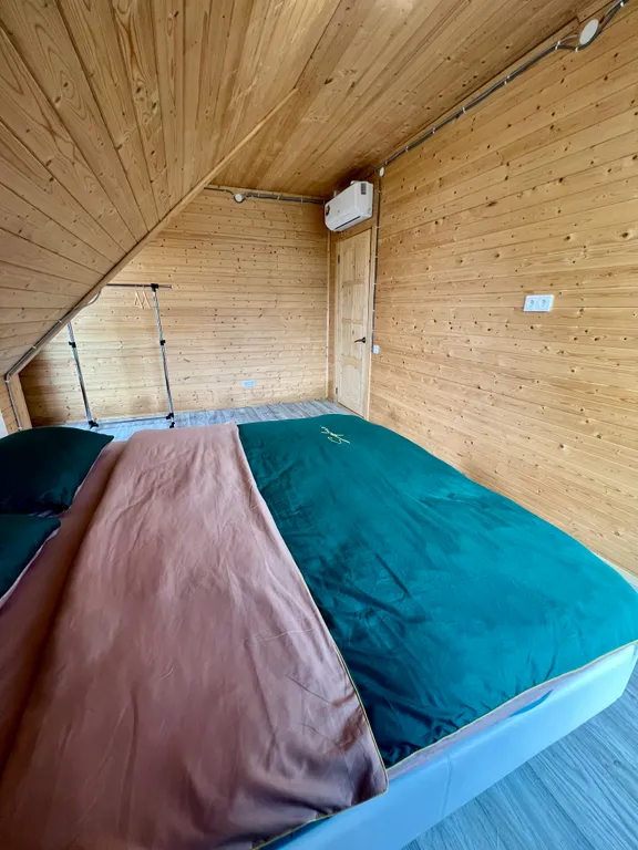 Уединенный дом с сауной внутри в окружении леса