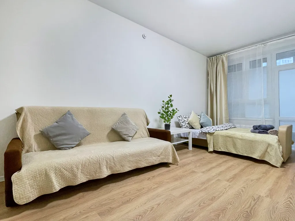 Уютная светлая трешка кухня отдельно, 2 балкона