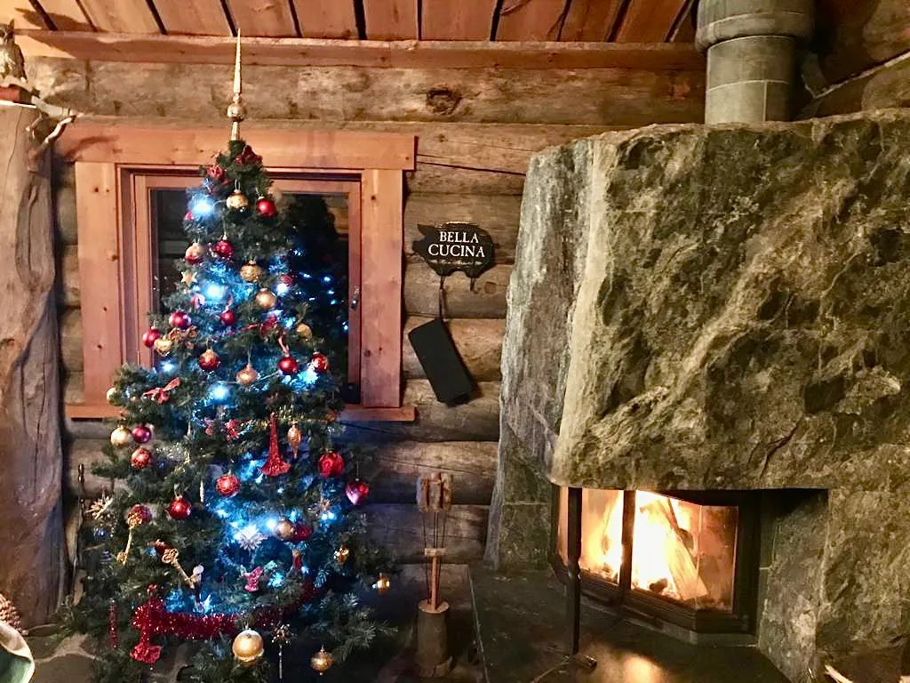 Чудесное место у озера с камином и русской баней