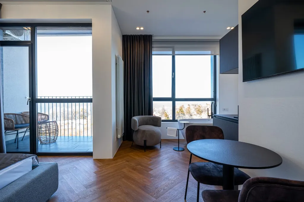 Апартаменты с ванной у окна и видом на море