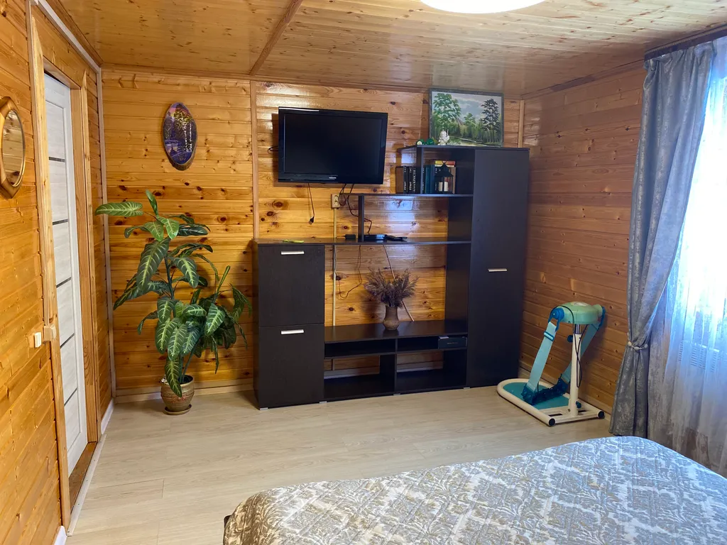 Уютный дом на берегу реки