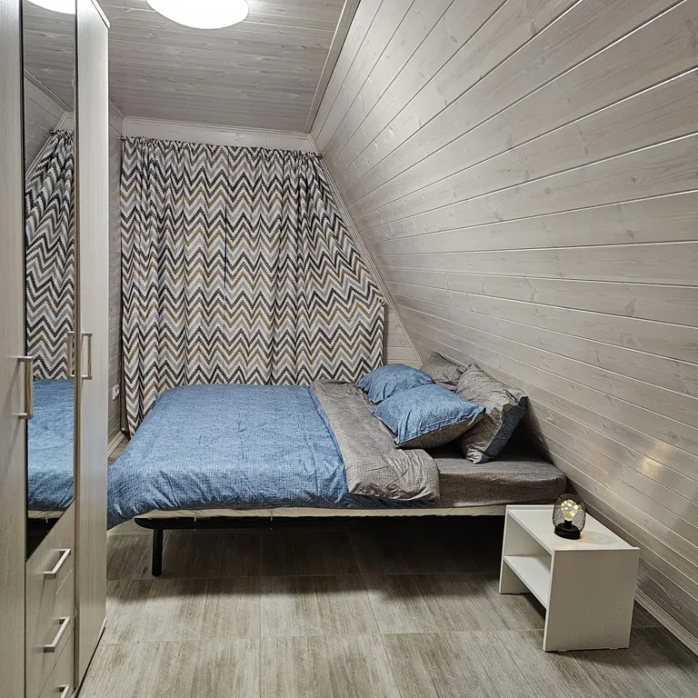 Шестиместный коттедж с изолированным участком 10 соток №1