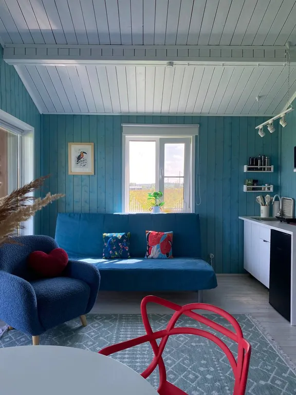 Дизайнерский домик у леса