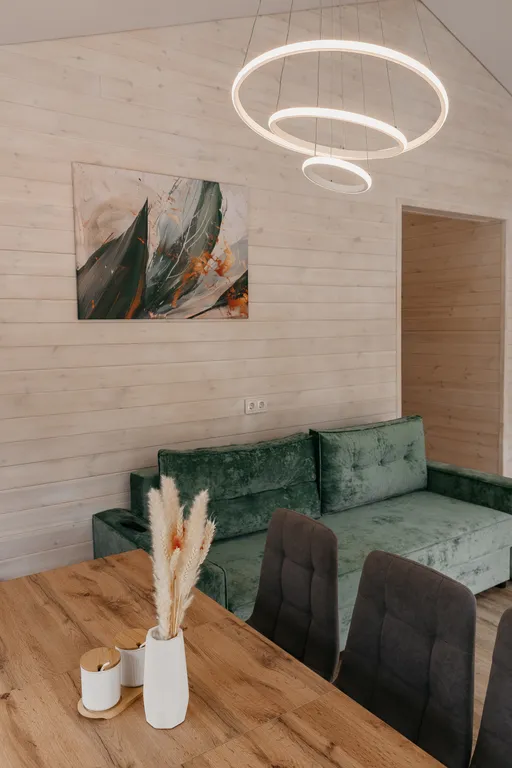 Дом с панорамными окнами и террасой в окружении леса