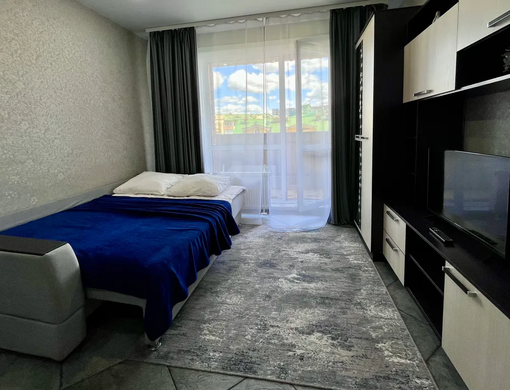 Апартамент с балконом возле аэропорта