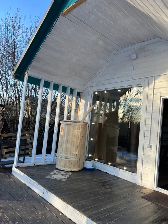 Коттедж Уютный домик с камином и кедровой бочкой на берегу озера — Лобня