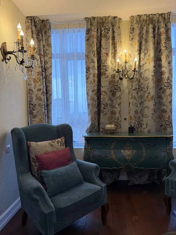 Квартира с видом на горы, город и храм Святого Георгия от Juls Apart