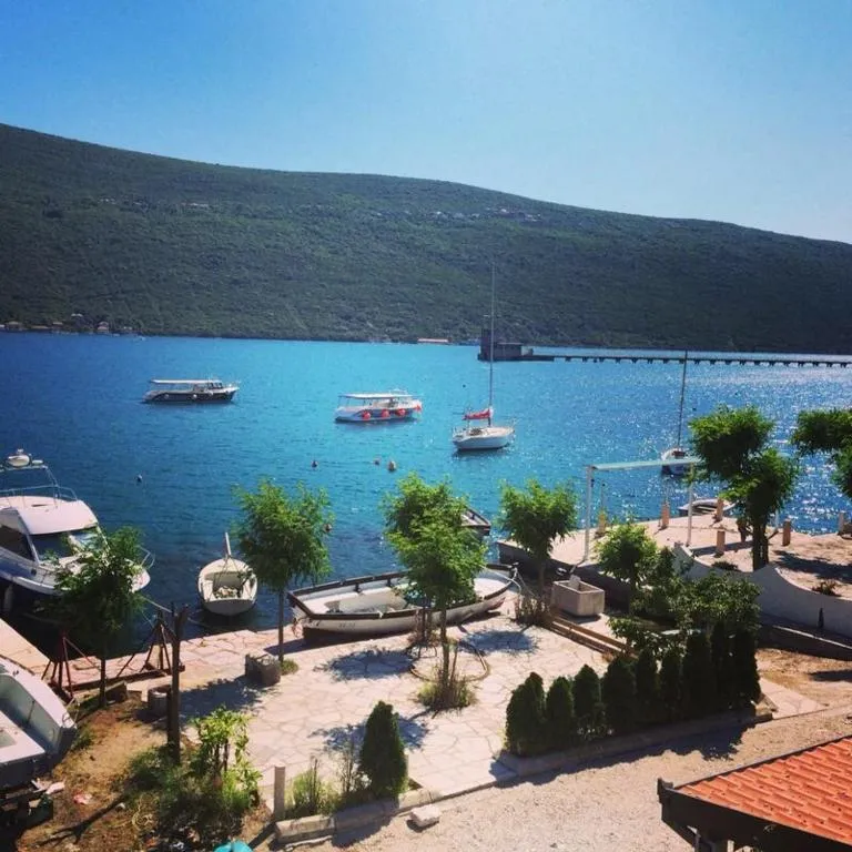 Каменный дом на набережной