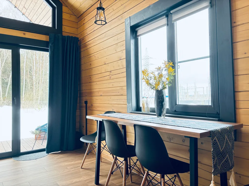 Уютный домик у леса с камином и панорамными окнами