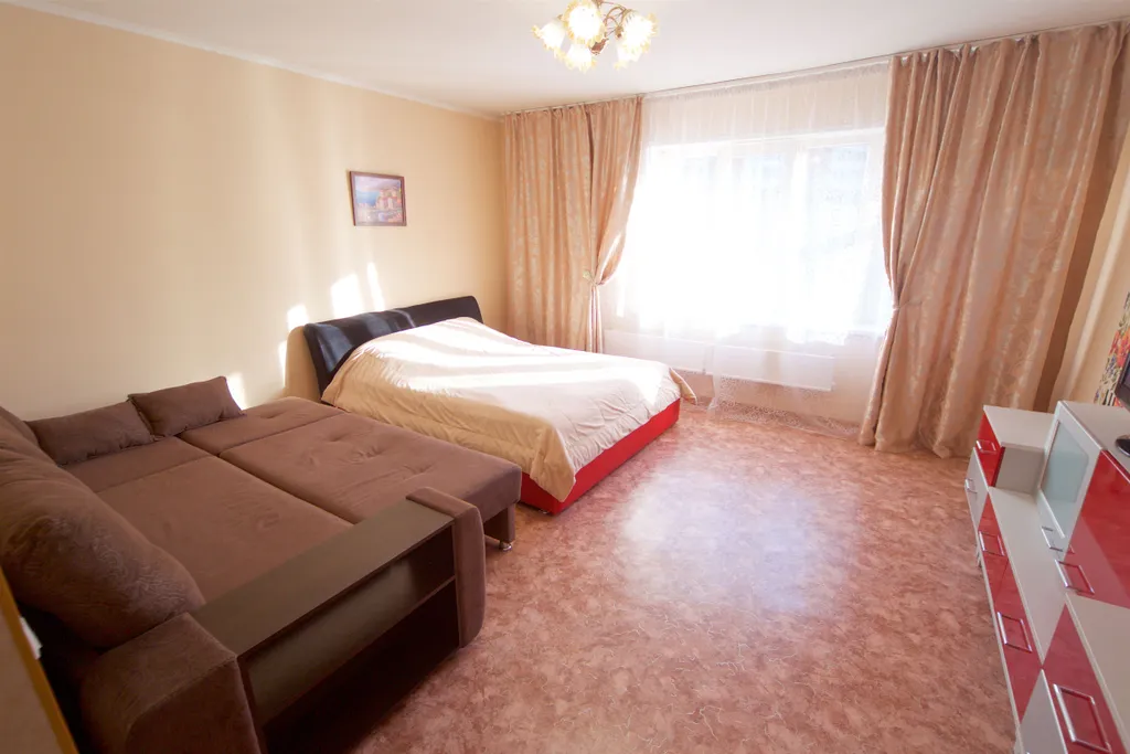 Большая двухкомнатная квартира напротив Планеты