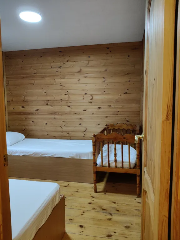 Деревянный домик у моря