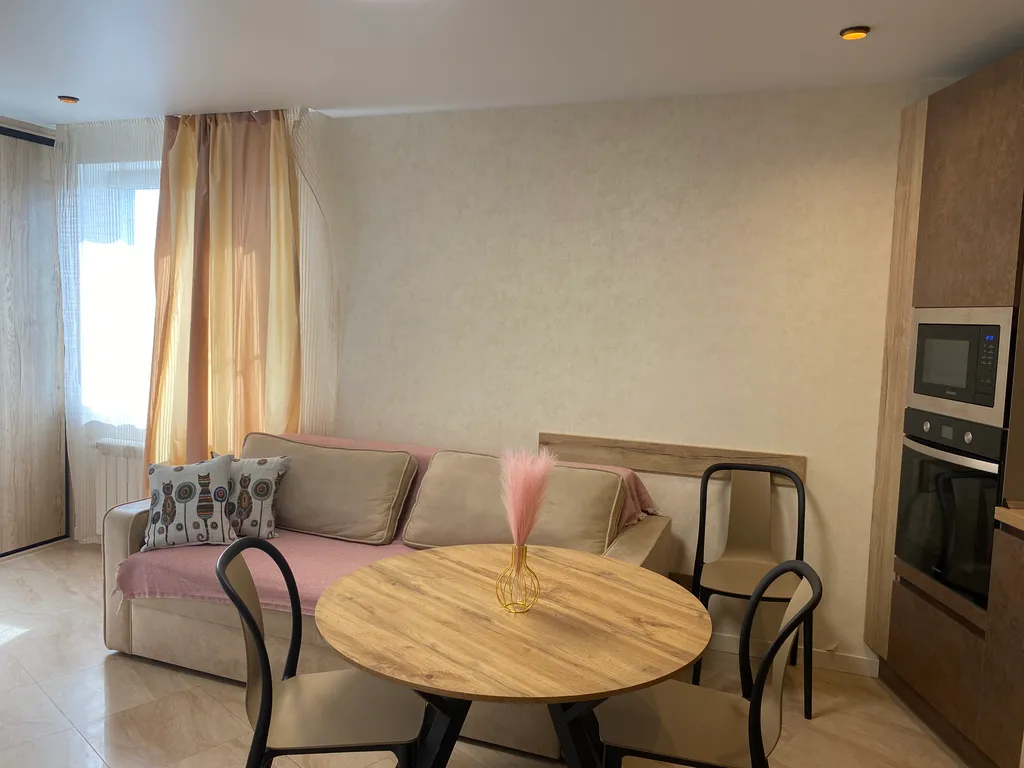 Двухкомнатные апартаменты в новостройке с витражным балконом