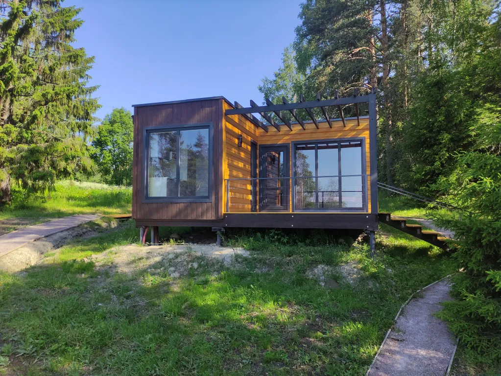Домик с панорамным остеклением, террасой и видом на озеро