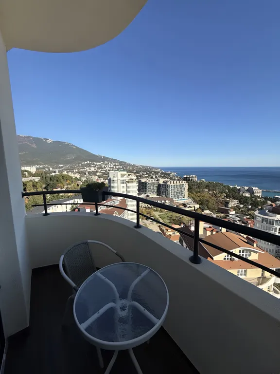 Дизайнерская квартира с потрясающем видом на море и горы