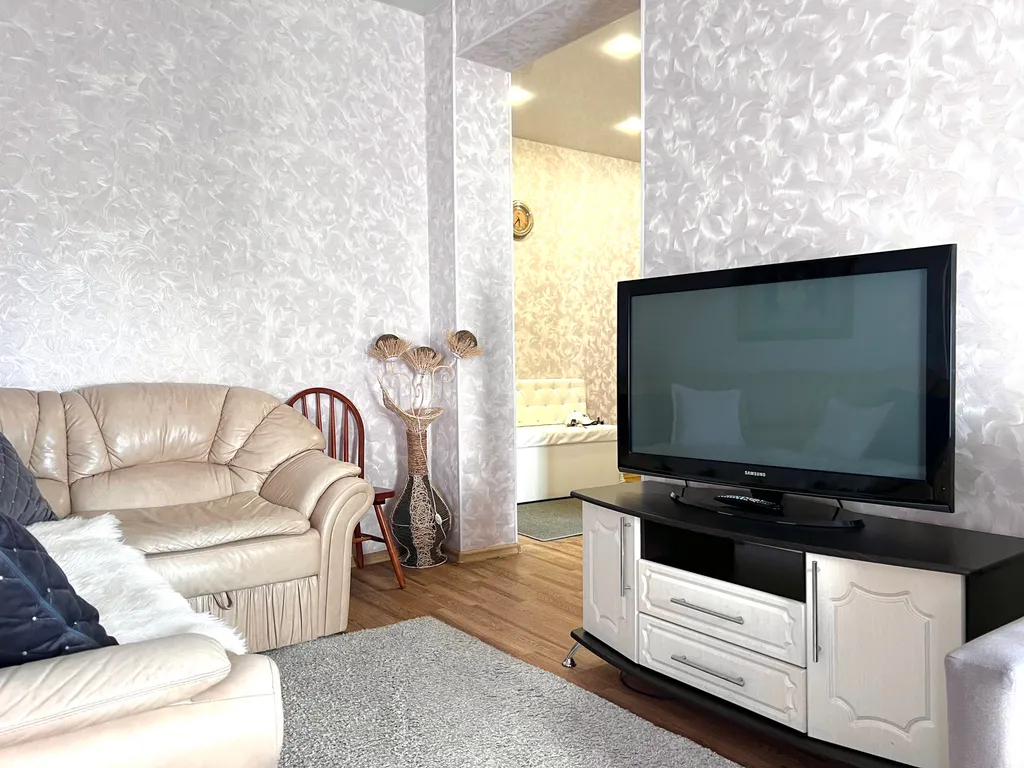 2-комнатная квартира класса люкс в центре города! Район Площади