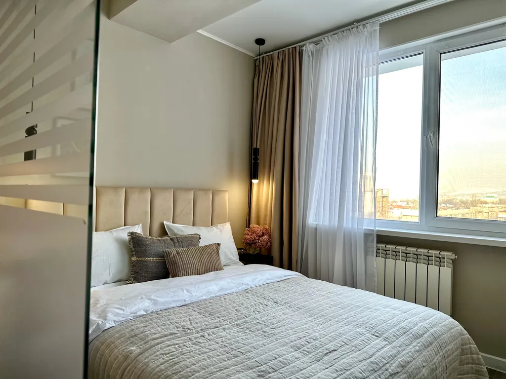 Яркая студия моно с видом на Коктобе в центре Алматы