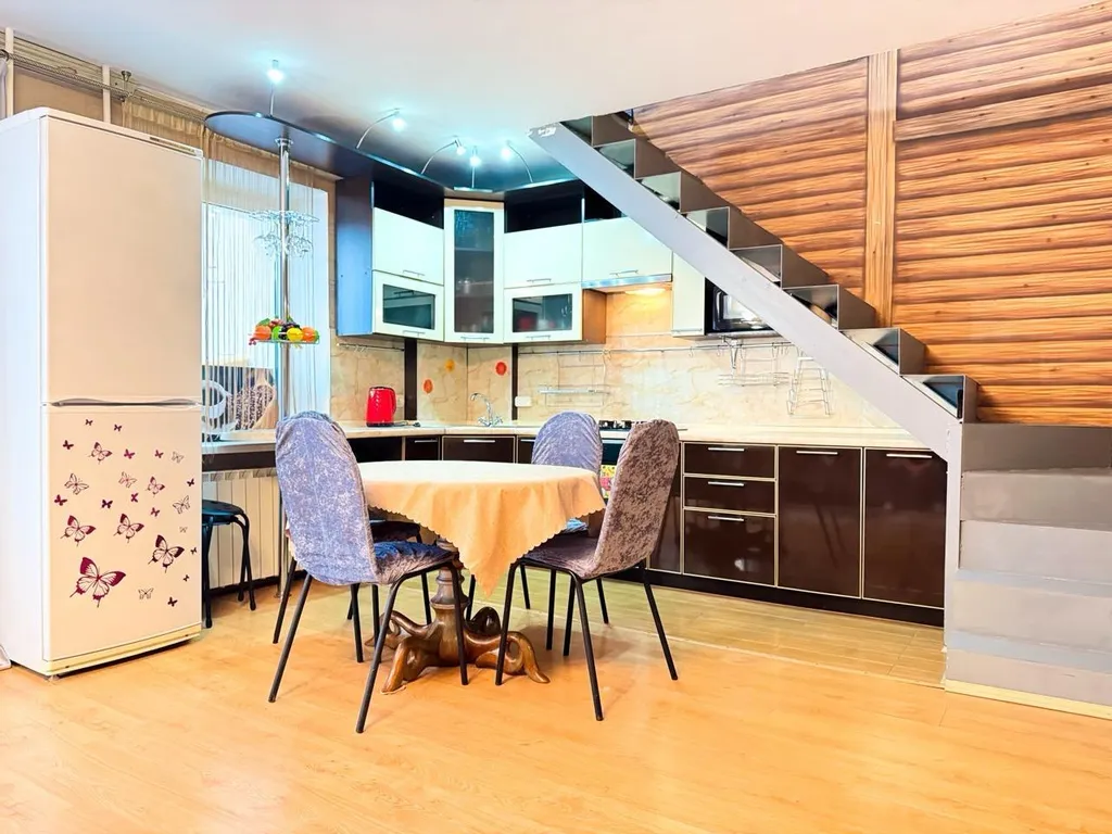 Двухуровневая квартира, бильярд в подарок